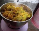 A picture of step 2 of Kaddu ke chhilke ke pakode.