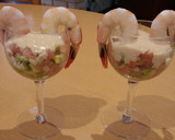 Foto del paso 8 de la receta: Vasitos de gambas, aguacate y pomelo rosado