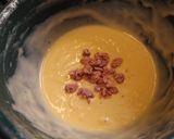 Foto del paso 3 de la receta: Bizcocho de praliné de fresa y ruibarbo con chocolate blanco