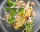 รูปขั้นตอนการทำที่ 3 ของ Broccoli Sausage Omelette&Toast