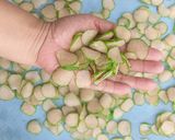 Foto langkah ke 5 dari resep Kerupuk Nasi Bawang.