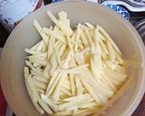 Foto del paso 1 de la receta: Huevos fritos con papas fritas y salchichas