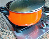 Foto del paso 8 de la receta: Pollo de corral en salsa de cebollas moradas y pasas gigantes