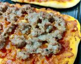 Foto del paso 9 de la receta Coca al romero con tomate, piñones y butifarra de cebolla caramelizada