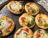 صورة لخطوة 3 من وصفة ميني بيتزا مشكله 🍕🍕