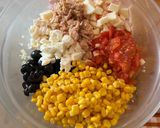 Foto del passaggio 5 della ricetta Cous cous con Galbanino, mais, mozzarella, olive nere, pomodori e tonno 🌽🫒🍅