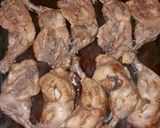 Sajtos-fokhagymás csirkecombok hagymás burgonyával recept fázis 7 fotója