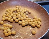 Foto del paso 1 de la receta: Revuelto de espinacas, con garbanzos, huevo, atún y pasas