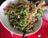 Hình bước làm 2 của món Nộm hoa thiên lý + hoa chuối
