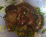 Foto del paso 3 de la receta: Hígado de añojo en adobo con cilantro empanado y guarnición