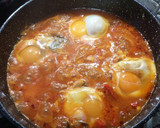 Foto del paso 2 de la receta: Huevos escalfados con salsa de tomate