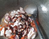 Foto langkah ke 4 dari resep Tumis cumi pedas lada hitam.