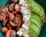 Foto del paso 1 de la receta: Ensalada de tomate cherry, aguacate y mozzarella con pesto de nueces y albahaca