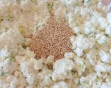 Foto del paso 4 de la receta: Galletitas crocantes con cebollita de verdeo (saladas) gluten free, con kéfir