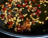 Foto del paso 7 de la receta: Espaguetis con ajo, aceite, guindilla y tomate seco