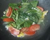 Foto langkah ke 2 dari resep Mie Kuah Sawi Tomat Pedas.