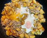 Foto del paso 4 de la receta: Huevos rotos con gulas