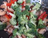 Foto langkah ke 4 dari resep Jamur dengan Paprika dan Brokoli Saus Tiram.
