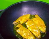 Hình bước làm 3 của món Cá chỉ vàng muối sả và nghệ chiên