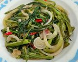 Foto langkah ke 3 dari resep Tumis Kangkung Saos Tiram.