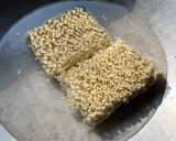Gambar langkah 1 resipi Mee Segera Goreng.
