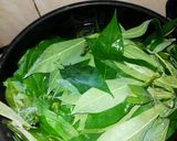 Foto langkah ke 3 dari resep Bupet (Bunga PEpaya Teri) daun singkong.