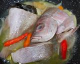 Foto langkah ke 2 dari resep Sop Ikan Kakap Merah.