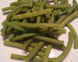 A picture of step 1 of Easy balsamic glazed green beans.