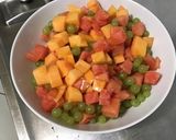 Une image de l'étape 9 de Salade de melon, pastèque et raisin au miel.