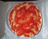 Foto del paso 1 de la receta: Pizza con jamón York, queso, champiñones y huevo