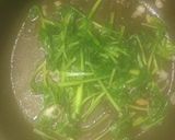 Hình bước làm 2 của món Mỳ xào tôm