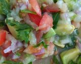 Foto del paso 4 de la receta: Ensalada de pepino, tomate y aguacate aliñada con agua de mar