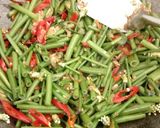 Foto langkah ke 6 dari resep Oseng Bunga Bawang Ikan Asin.