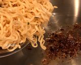 A picture of step 9 of Stir-Fried Instant Noodles with Stuffed Mushrooms.