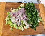 Une image de l'étape 15 de Salade composée au concombre, tomates, feuille de chêne et oignon rouge.