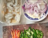Foto langkah ke 1 dari resep Udang cabai hijau.