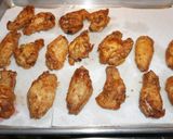Foto del paso 5 de la receta: Alas de pollo adobadas y bastones de camote amarillo asado