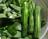 Foto langkah ke 1 dari resep Sayur Asem Oyong Kangkung.