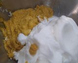 Foto langkah ke 2 dari resep Bolu labu kuning panggang lembut topping keju.