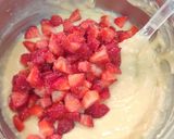 Foto langkah ke 8 dari resep Strawberry Streusel Muffins.