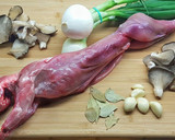 Foto del paso 1 de la receta: Conejo guisado con salsa de setas llanegas y verduras