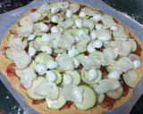 Foto del paso 4 de la receta: Pizza de calabacín, cebolla y quesos