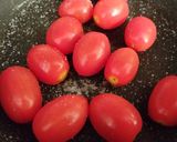 Foto del paso 13 de la receta: Chocos en salsa, brochetas de langostinos al whisky y coquinas al ajillo