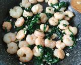Foto del paso 4 de la receta: Tortilla/revuelto de espinacas y gambas