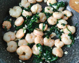Foto del paso 4 de la receta: Tortilla/revuelto de espinacas y gambas