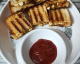 A picture of step 5 of Cheese chilli sandwich.