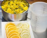 Foto langkah ke 1 dari resep Homemade Dandelion Honey.