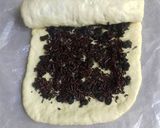Foto langkah ke 2 dari resep Roti gulung kismis coklat.