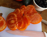 Foto del paso 1 de la receta: Ensalada de tomates con mayonesa de aguacate y cebollino
