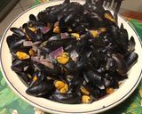 Une image de l'étape 11 de Moules épicées aux oignons rouges, ail fumé et sauce roquefort.